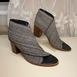 Matt Bernson Jette Black/White Open toe High Heel Booties Womens Sz 9